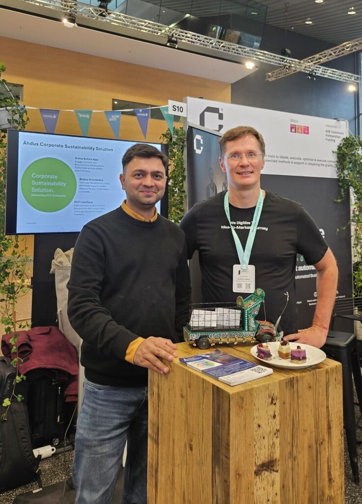 Gründer Ammar Asjad Raja bei einer Veranstaltung mit anderen Gründern